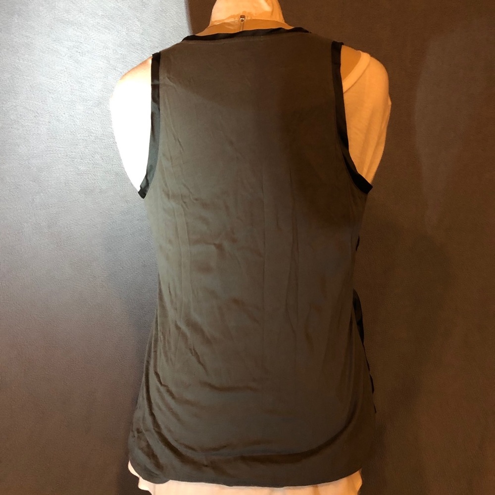 Small tank with cutout pattern - Picture 2 of 4